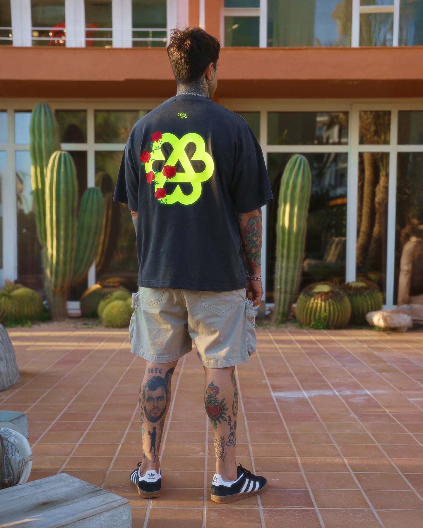 Roses T-Shirt - Vintage Black